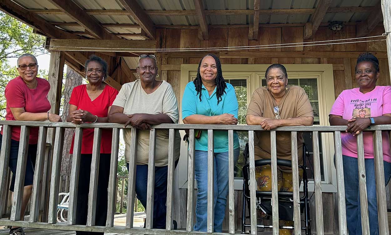 From left to right: Loretta Pettway Bennett, Stella Mae Pettway, Sharon Williams, Emma Mooney Pettway, Polly Middleton, Andrea Williams.